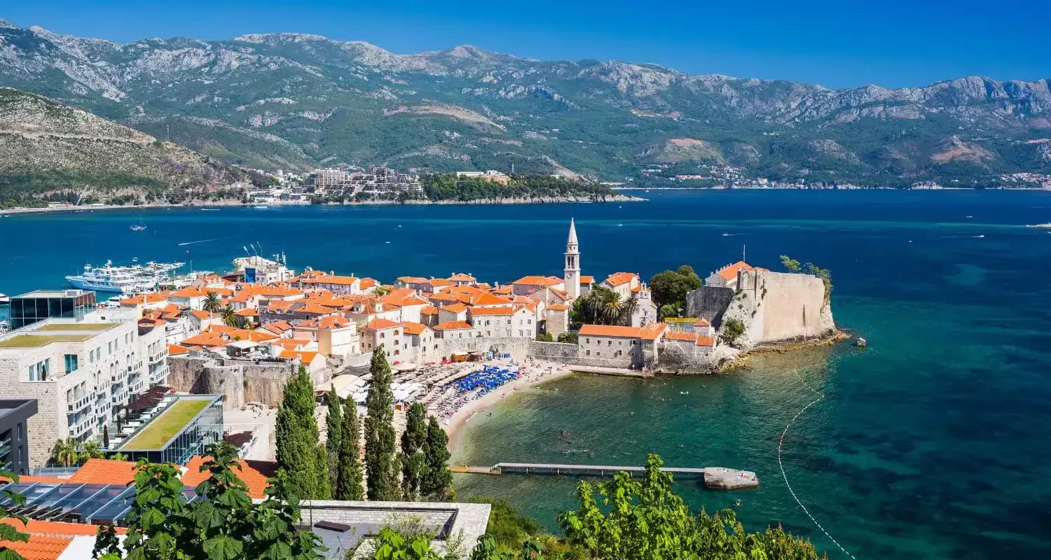 Stari grad Budve u Crnoj Gori tokom sunčanog ljetnjeg dana