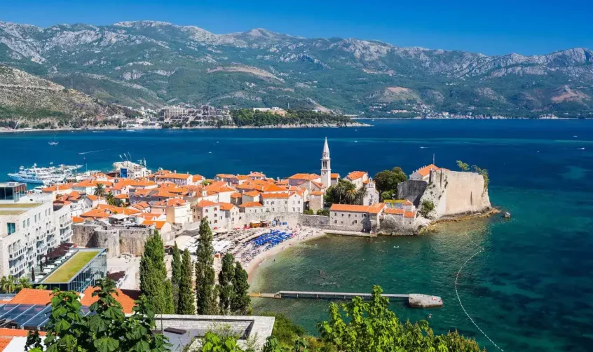 Stari grad Budve u Crnoj Gori tokom sunčanog ljetnjeg dana